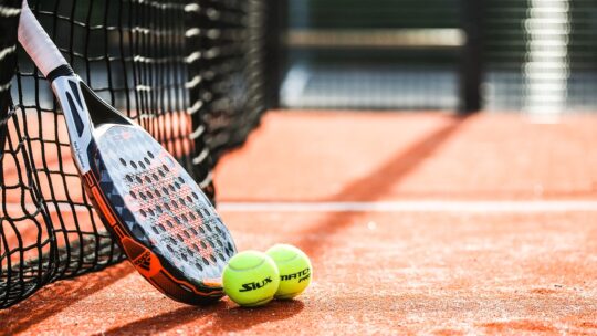 Ontdekt het verschil: tennisbal en padelbal tijdens een dagje padel in brabant!